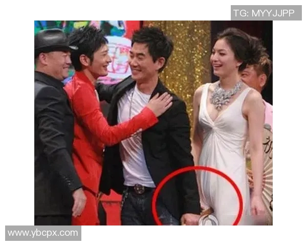 足球明星与普通人亲密互动的真实瞬间展现生活中的接地气魅力