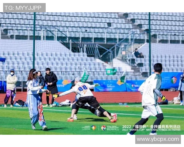 足球明星挑战飞盘运动展现超强技巧与团队默契的精彩瞬间 足球明星挑战飞盘运动展现超强技巧与团队默契的精彩瞬间