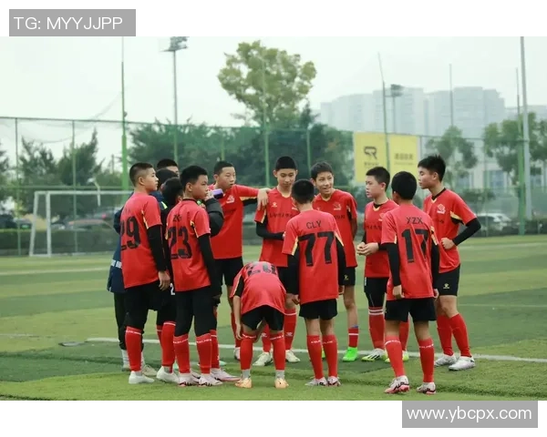 时尚足球明星的魅力瞬间展现与球场风采的完美结合 时尚足球明星的魅力瞬间展现与球场风采的完美结合