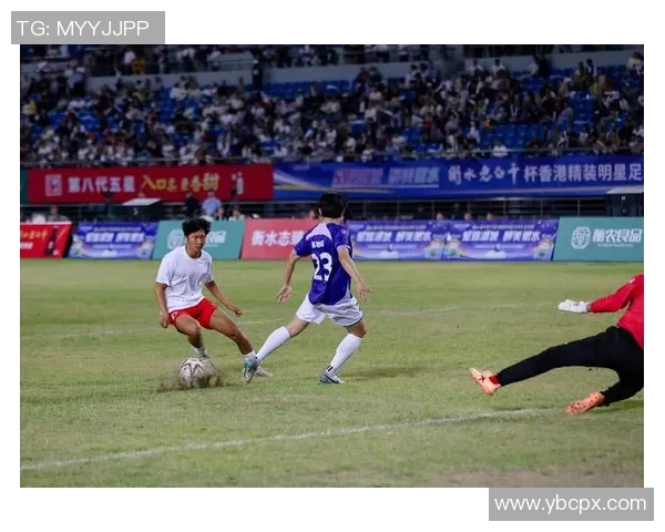 足球明星与路人亲密互动瞬间捕捉生活中的感动与欢乐